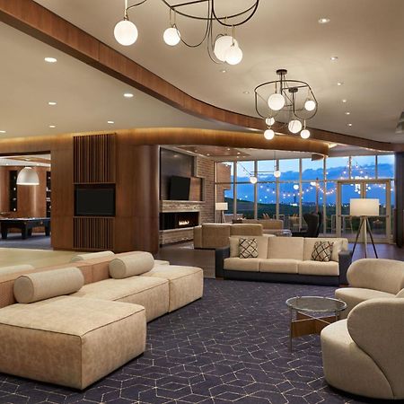 Отель Courtyard By Marriott Calgary Airport Экстерьер фото