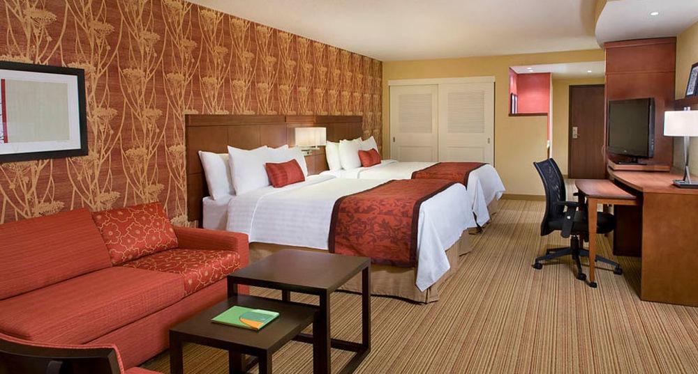Отель Courtyard By Marriott Calgary Airport Экстерьер фото