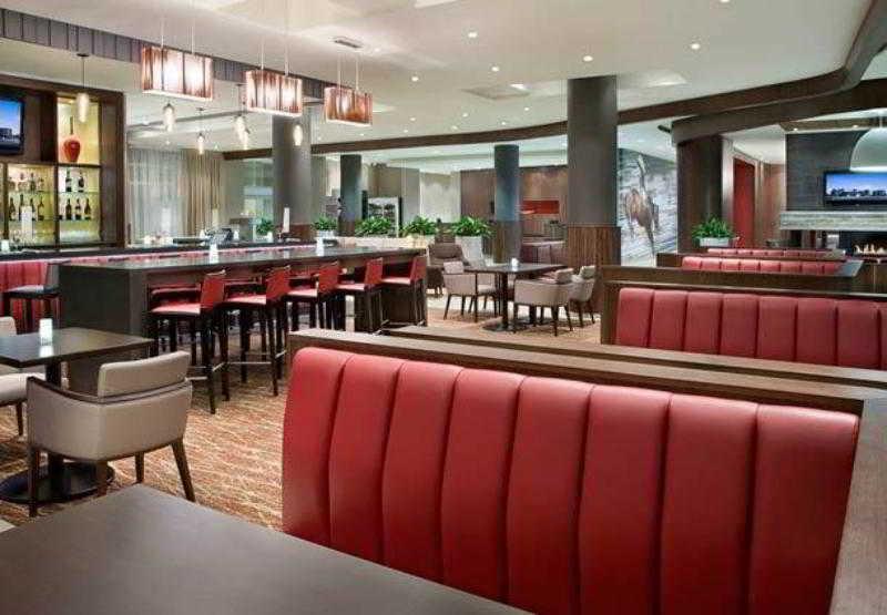 Отель Courtyard By Marriott Calgary Airport Экстерьер фото