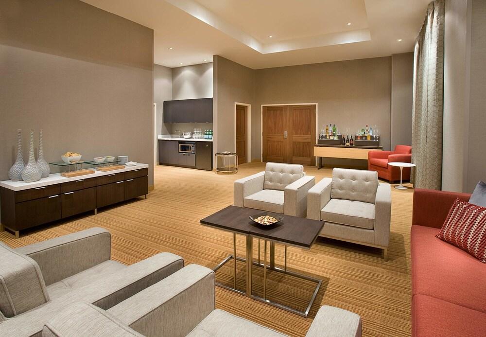 Отель Courtyard By Marriott Calgary Airport Экстерьер фото