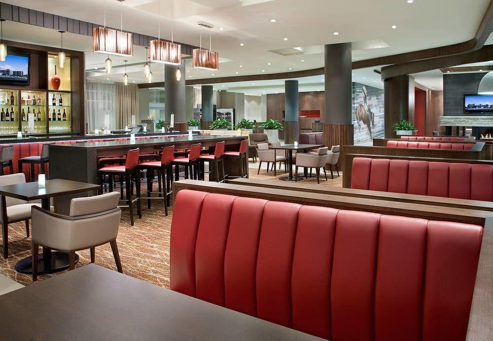 Отель Courtyard By Marriott Calgary Airport Экстерьер фото