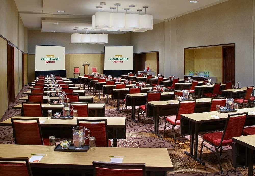 Отель Courtyard By Marriott Calgary Airport Экстерьер фото