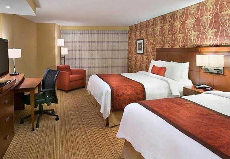 Отель Courtyard By Marriott Calgary Airport Экстерьер фото
