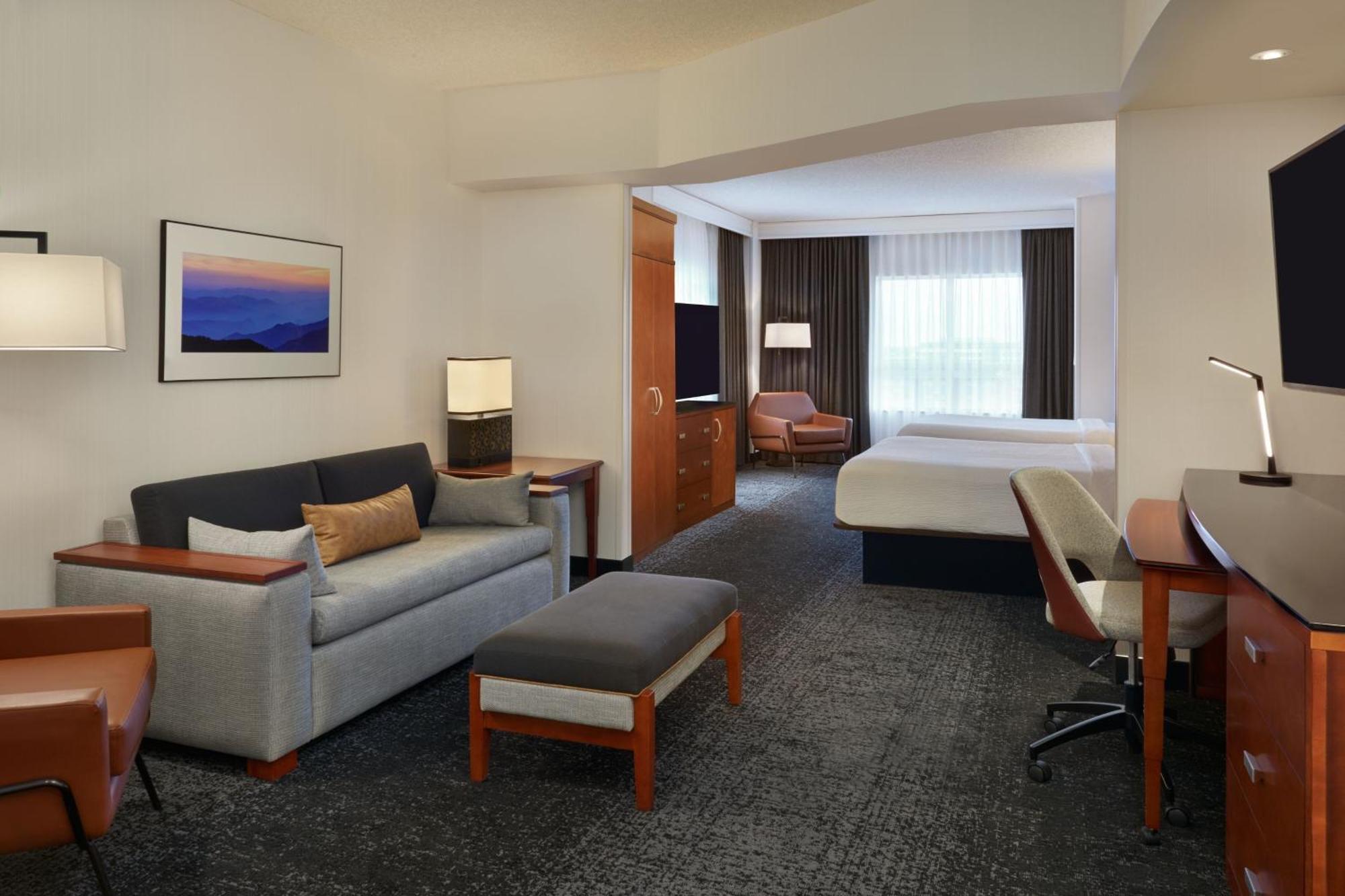 Отель Courtyard By Marriott Calgary Airport Экстерьер фото
