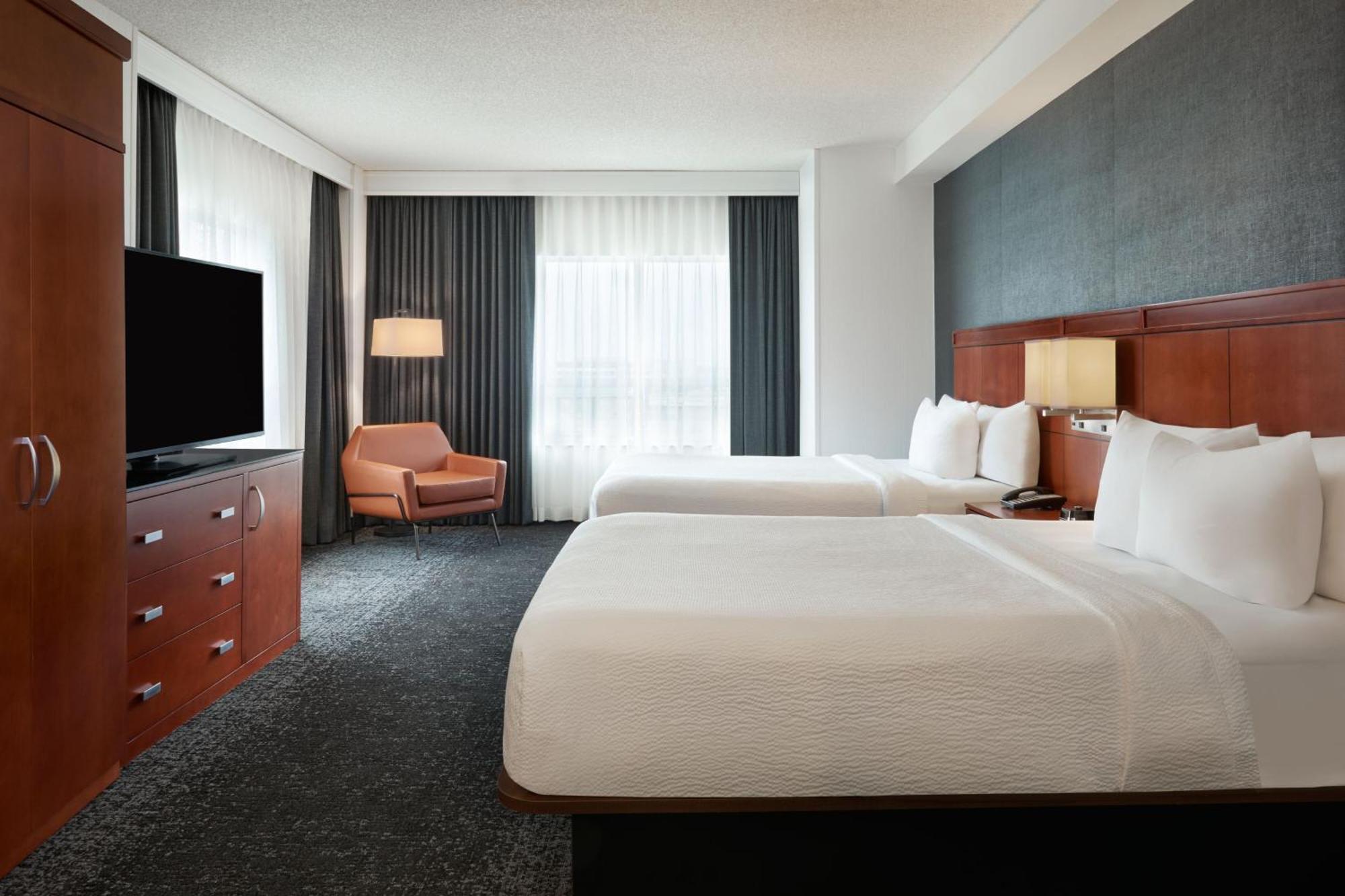 Отель Courtyard By Marriott Calgary Airport Экстерьер фото