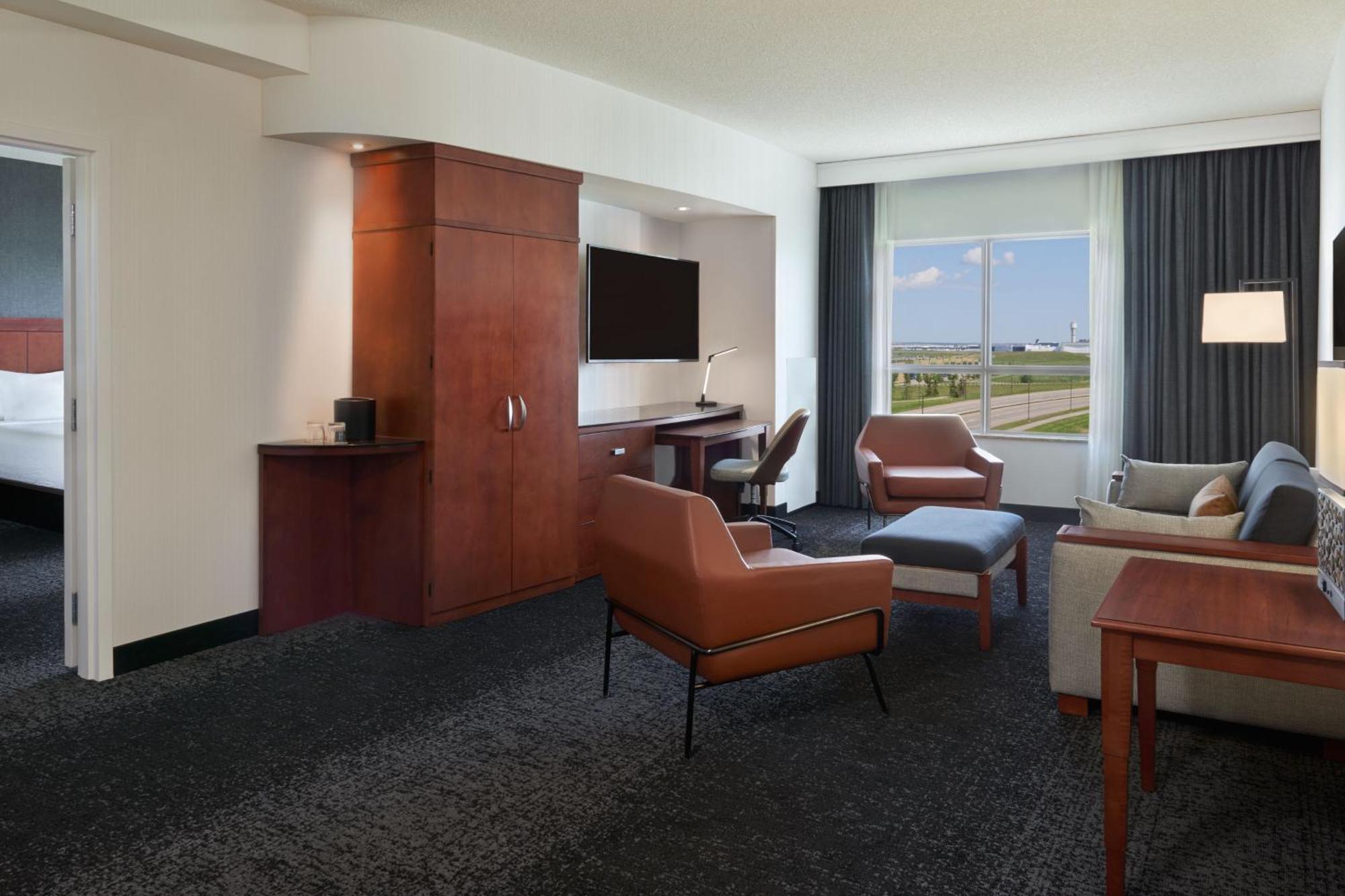 Отель Courtyard By Marriott Calgary Airport Экстерьер фото