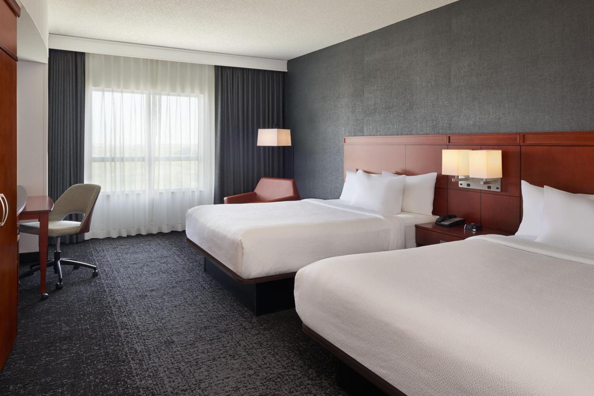 Отель Courtyard By Marriott Calgary Airport Экстерьер фото
