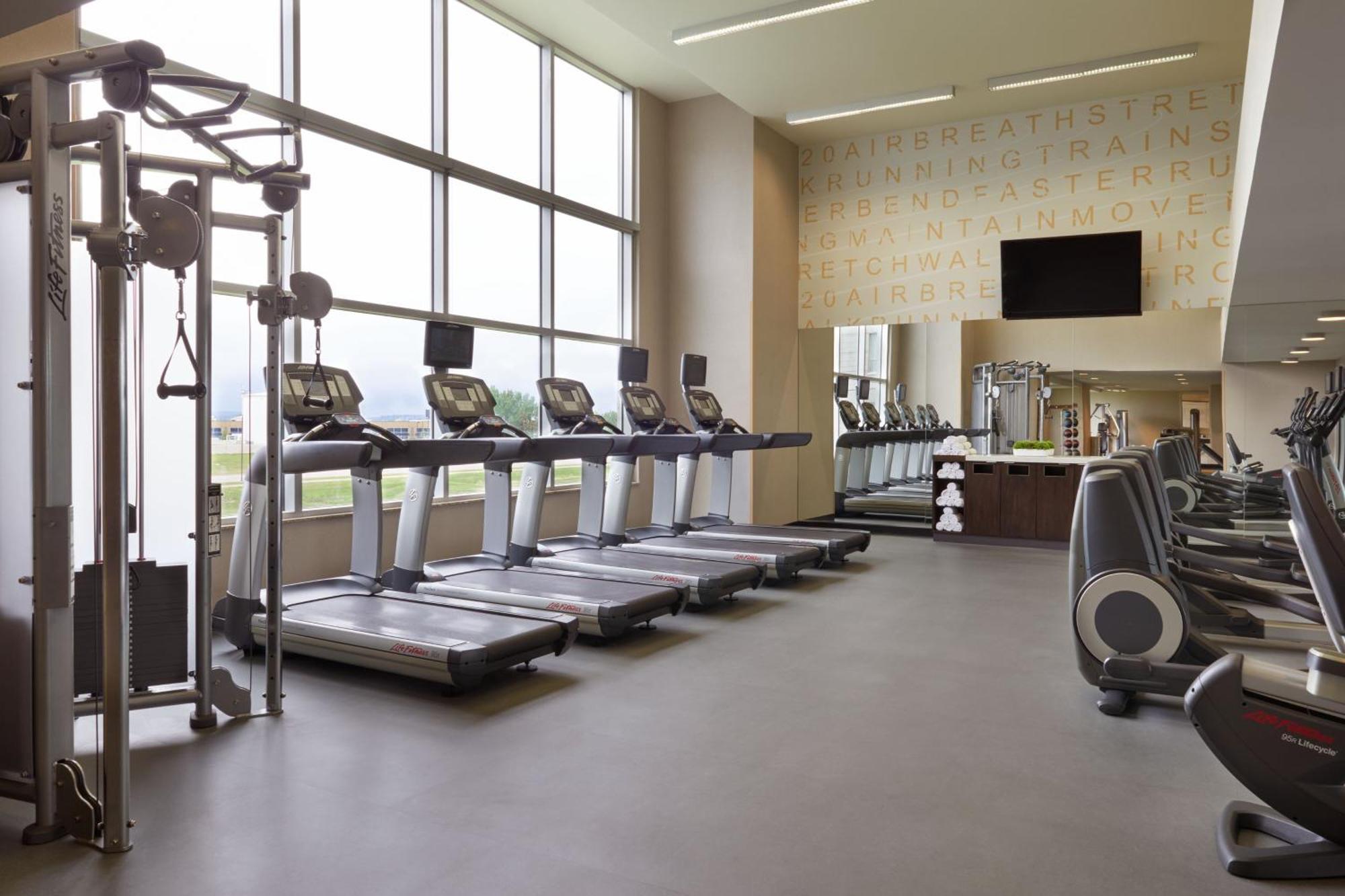 Отель Courtyard By Marriott Calgary Airport Экстерьер фото