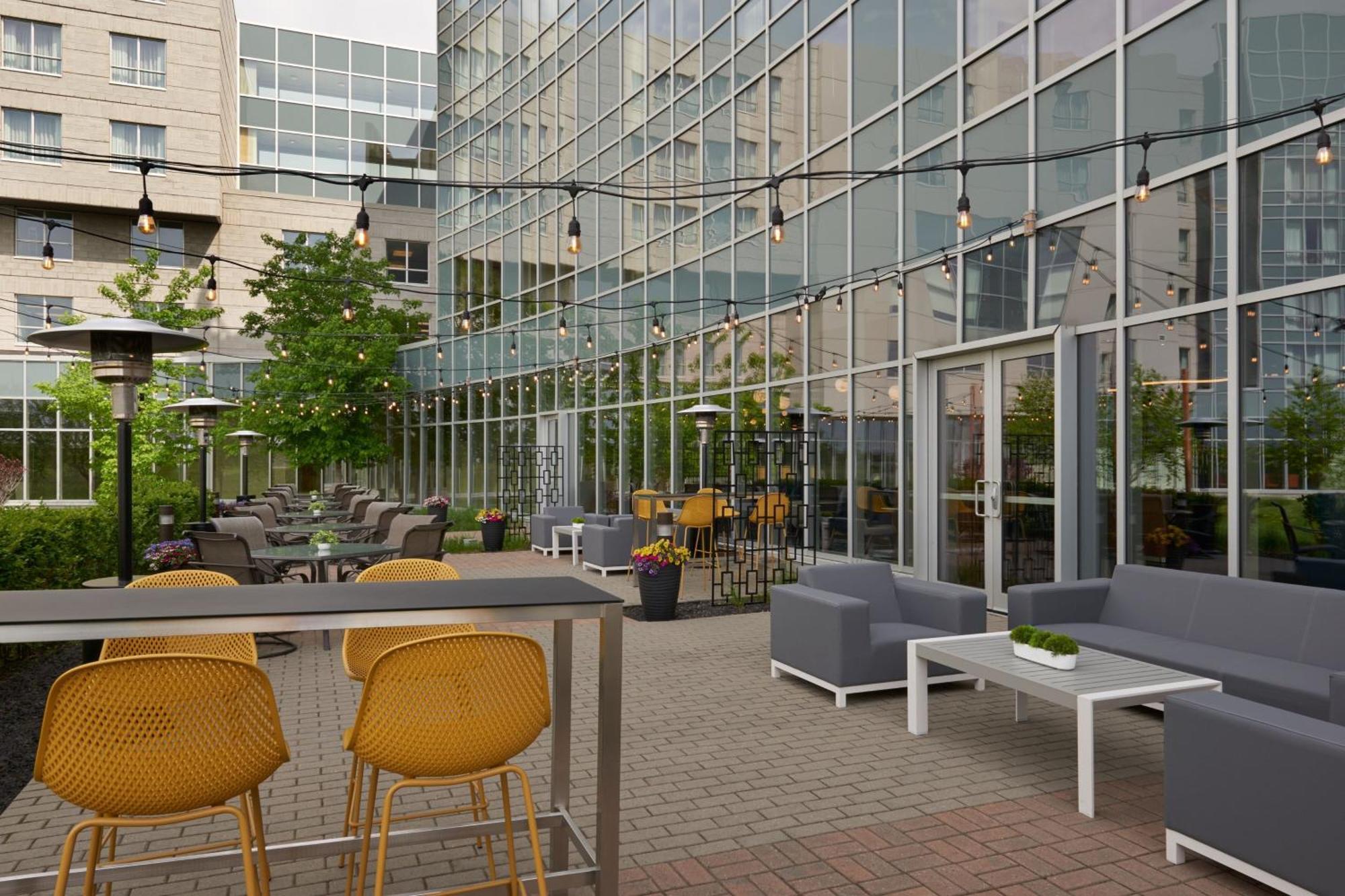 Отель Courtyard By Marriott Calgary Airport Экстерьер фото