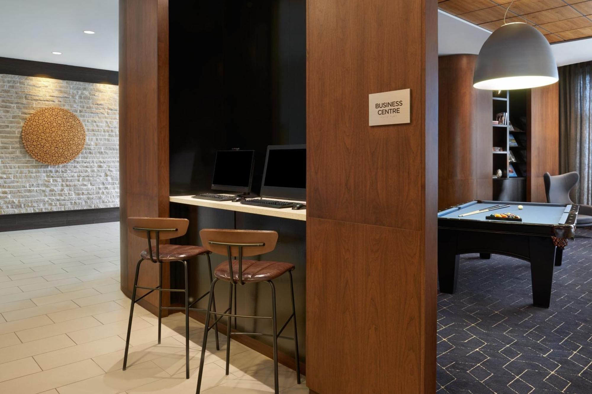 Отель Courtyard By Marriott Calgary Airport Экстерьер фото