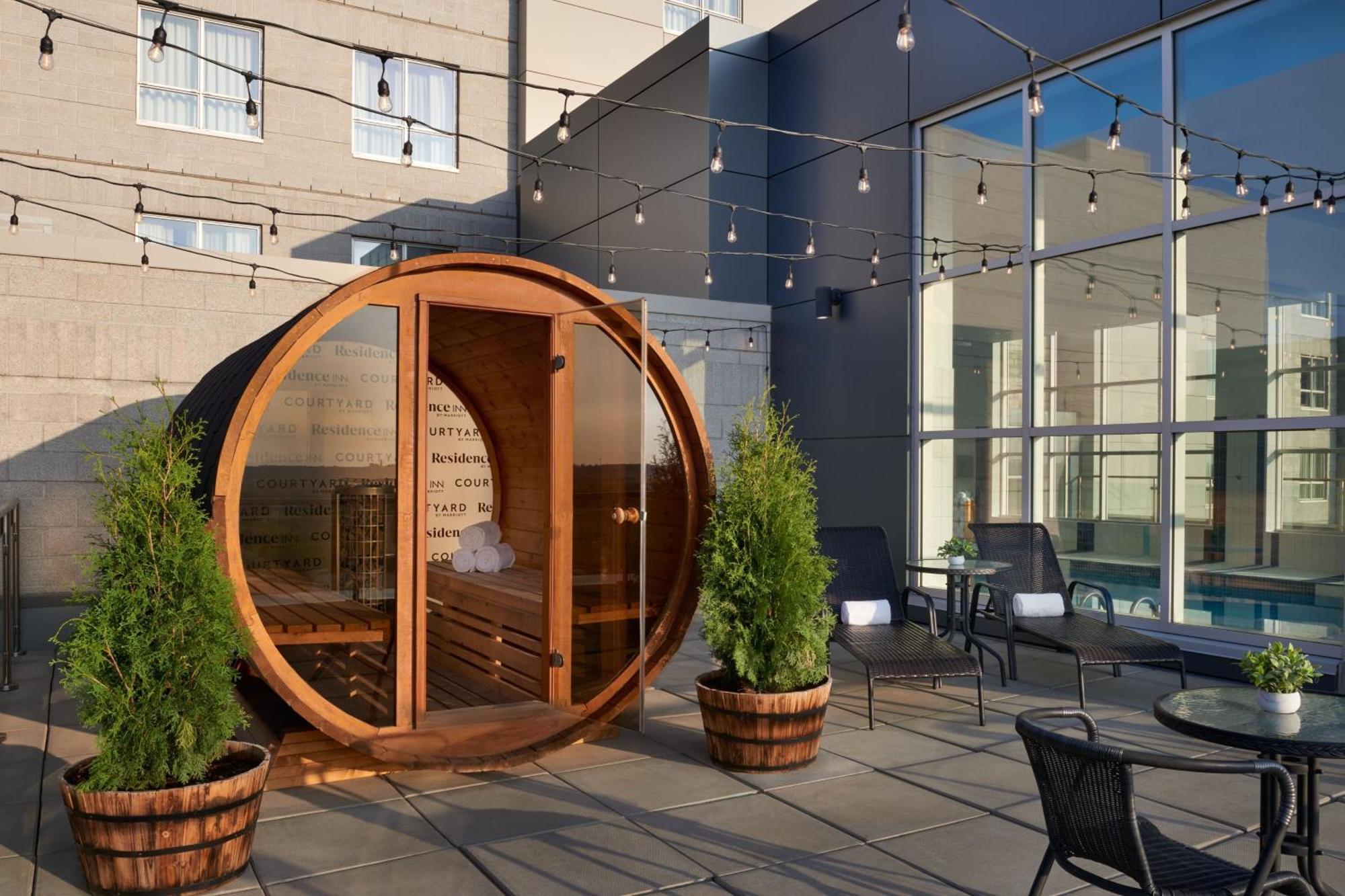 Отель Courtyard By Marriott Calgary Airport Экстерьер фото