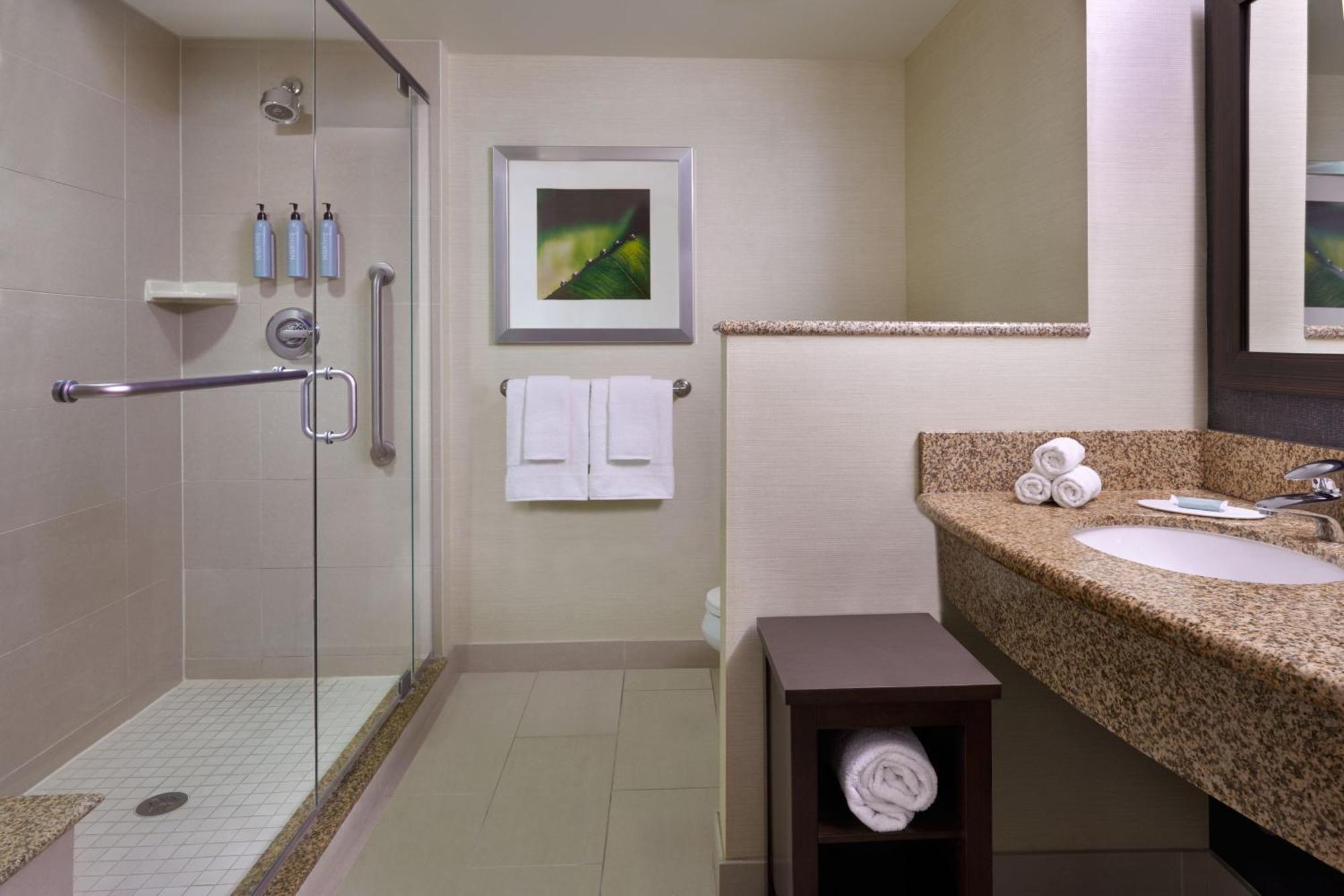 Отель Courtyard By Marriott Calgary Airport Экстерьер фото