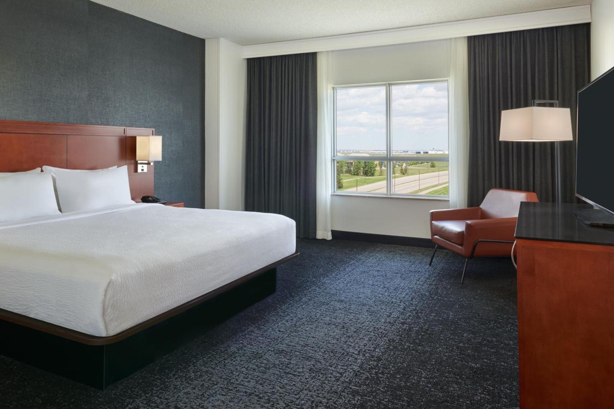 Отель Courtyard By Marriott Calgary Airport Экстерьер фото