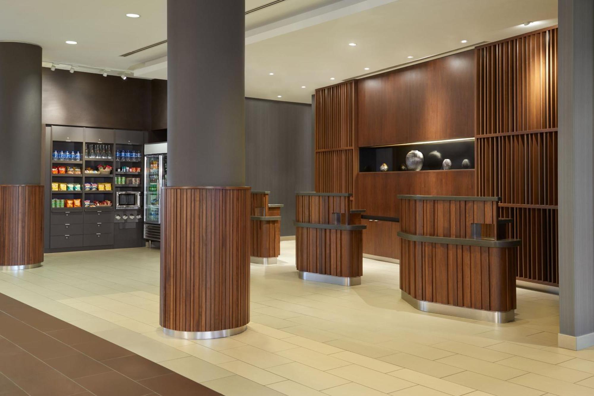 Отель Courtyard By Marriott Calgary Airport Экстерьер фото
