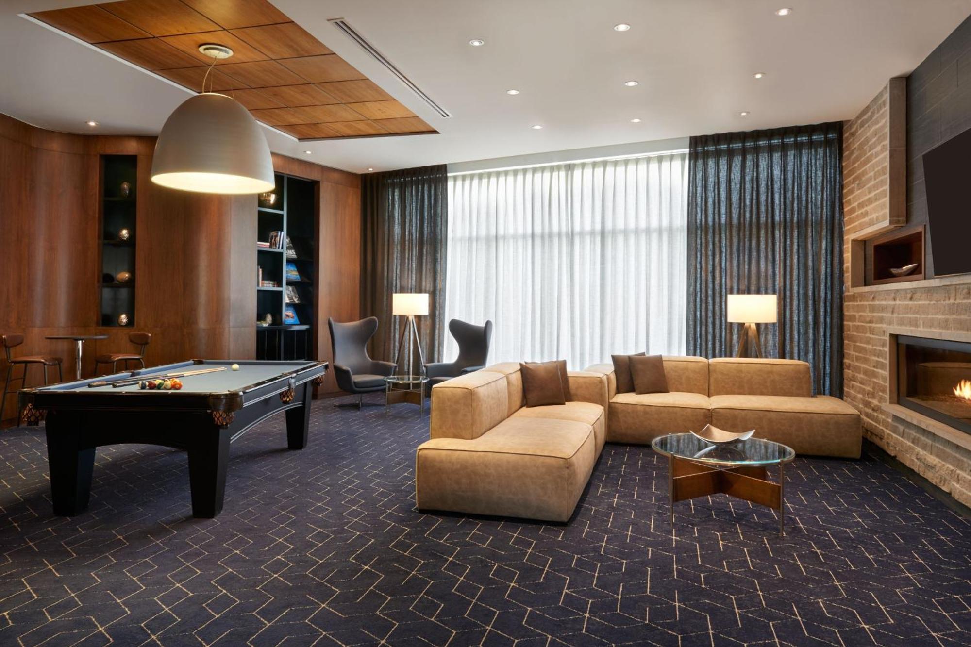 Отель Courtyard By Marriott Calgary Airport Экстерьер фото