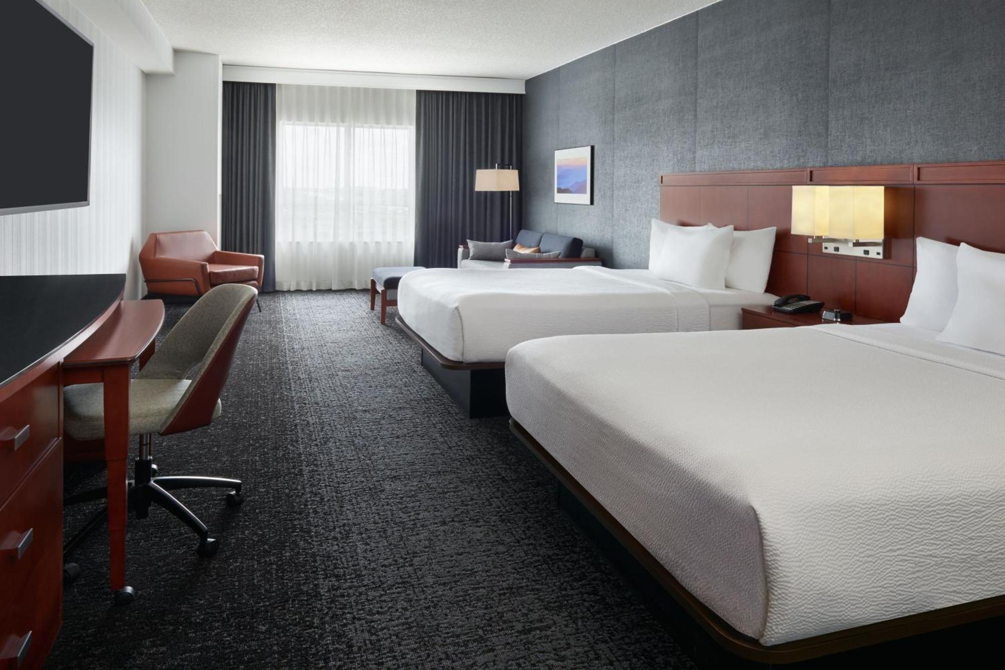 Отель Courtyard By Marriott Calgary Airport Экстерьер фото