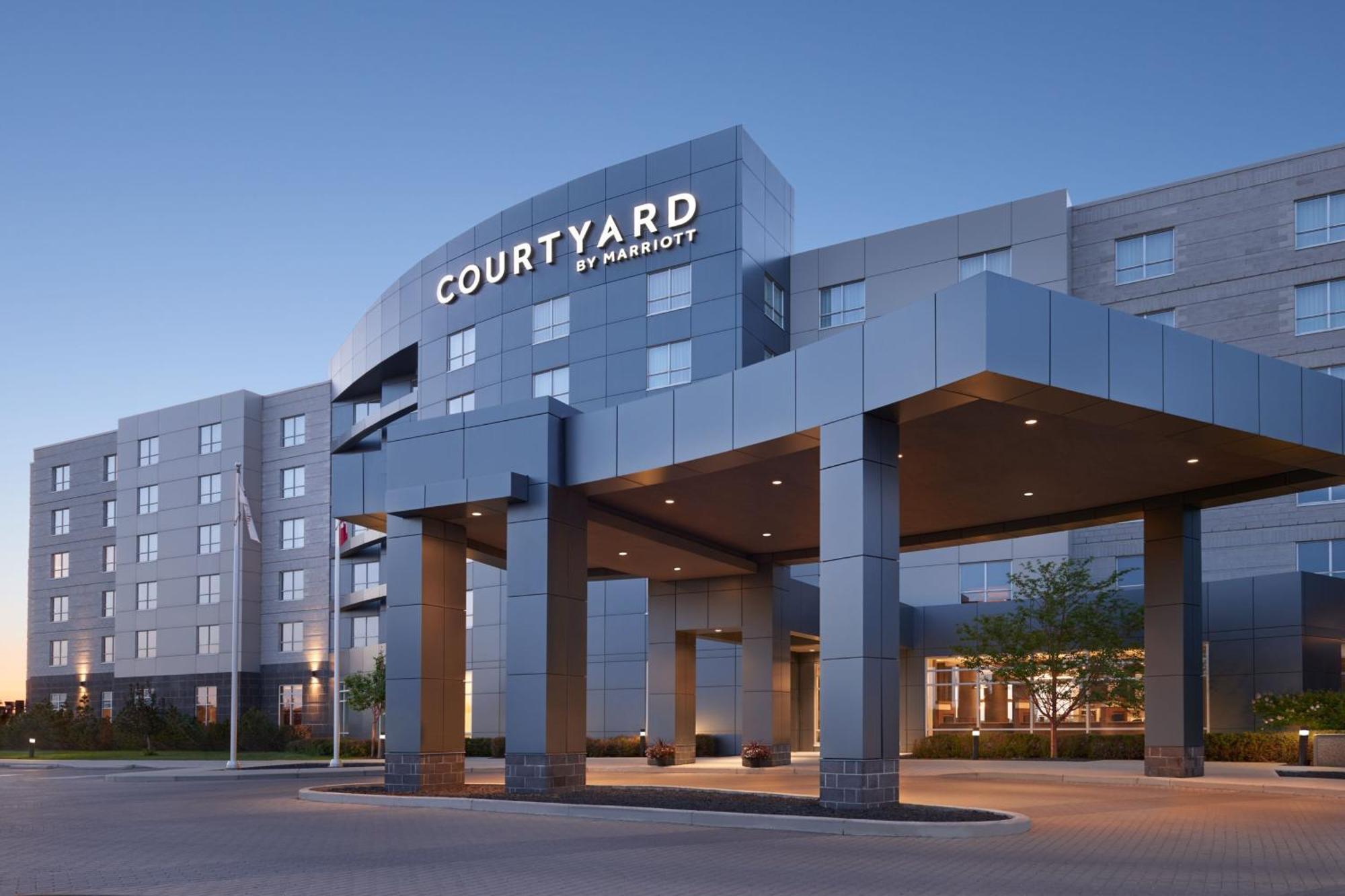 Отель Courtyard By Marriott Calgary Airport Экстерьер фото