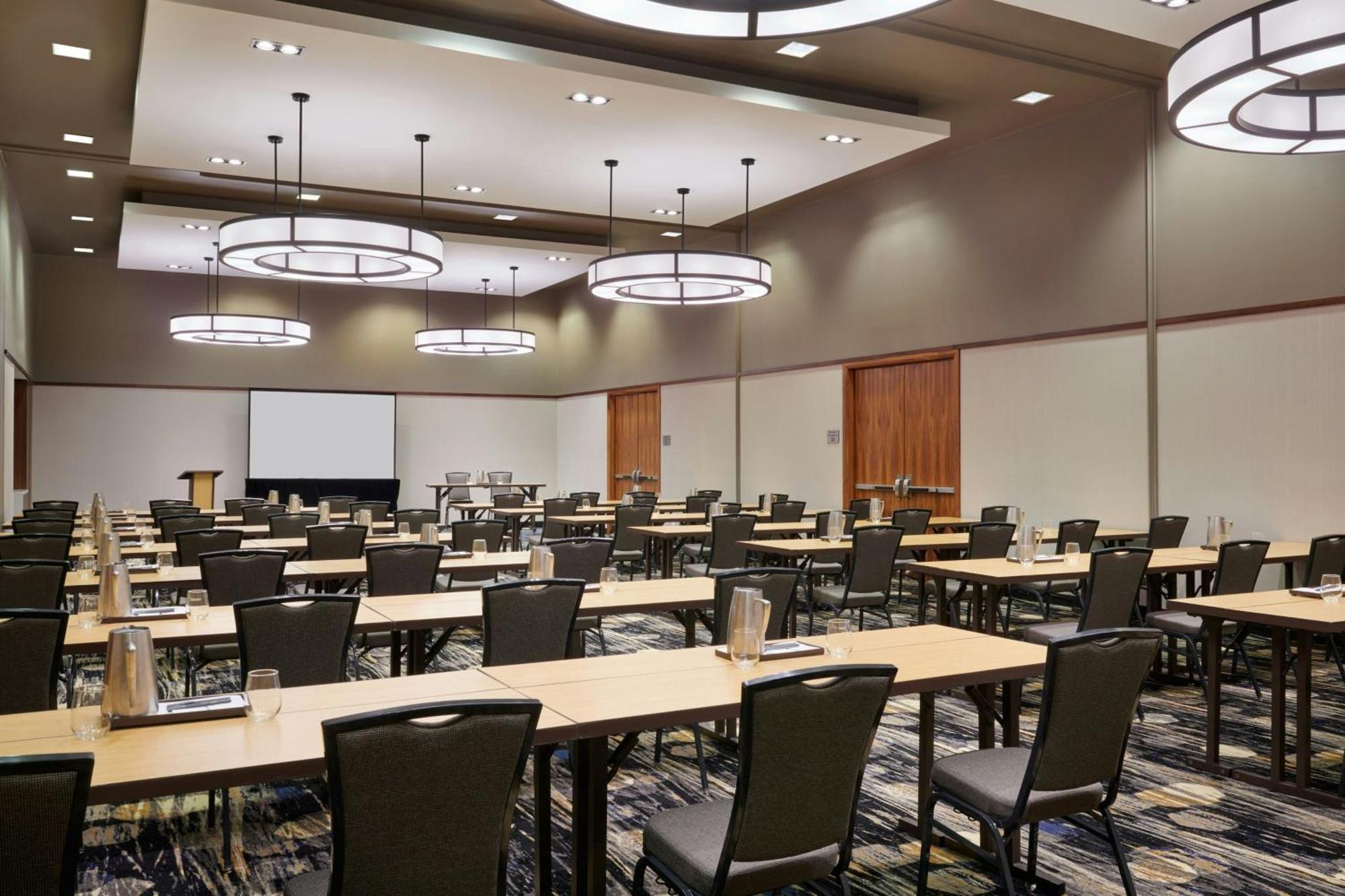 Отель Courtyard By Marriott Calgary Airport Экстерьер фото