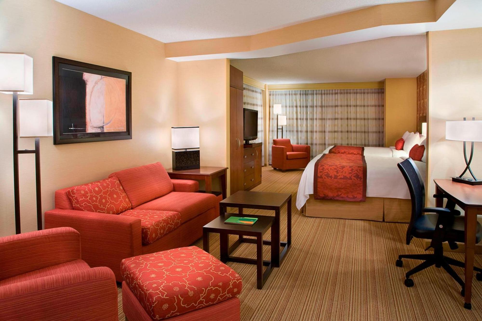 Отель Courtyard By Marriott Calgary Airport Экстерьер фото