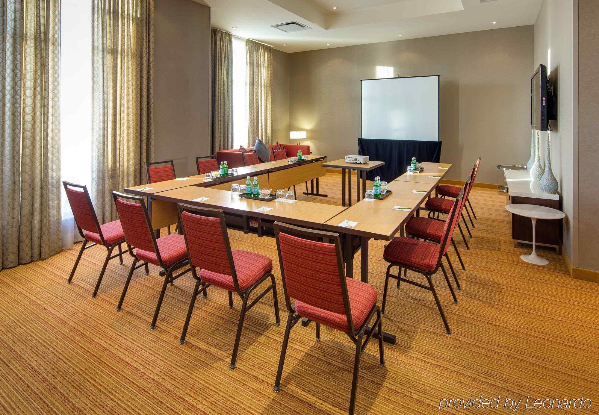 Отель Courtyard By Marriott Calgary Airport Экстерьер фото