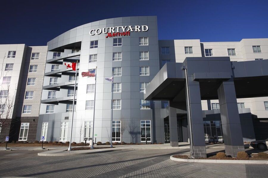 Отель Courtyard By Marriott Calgary Airport Экстерьер фото